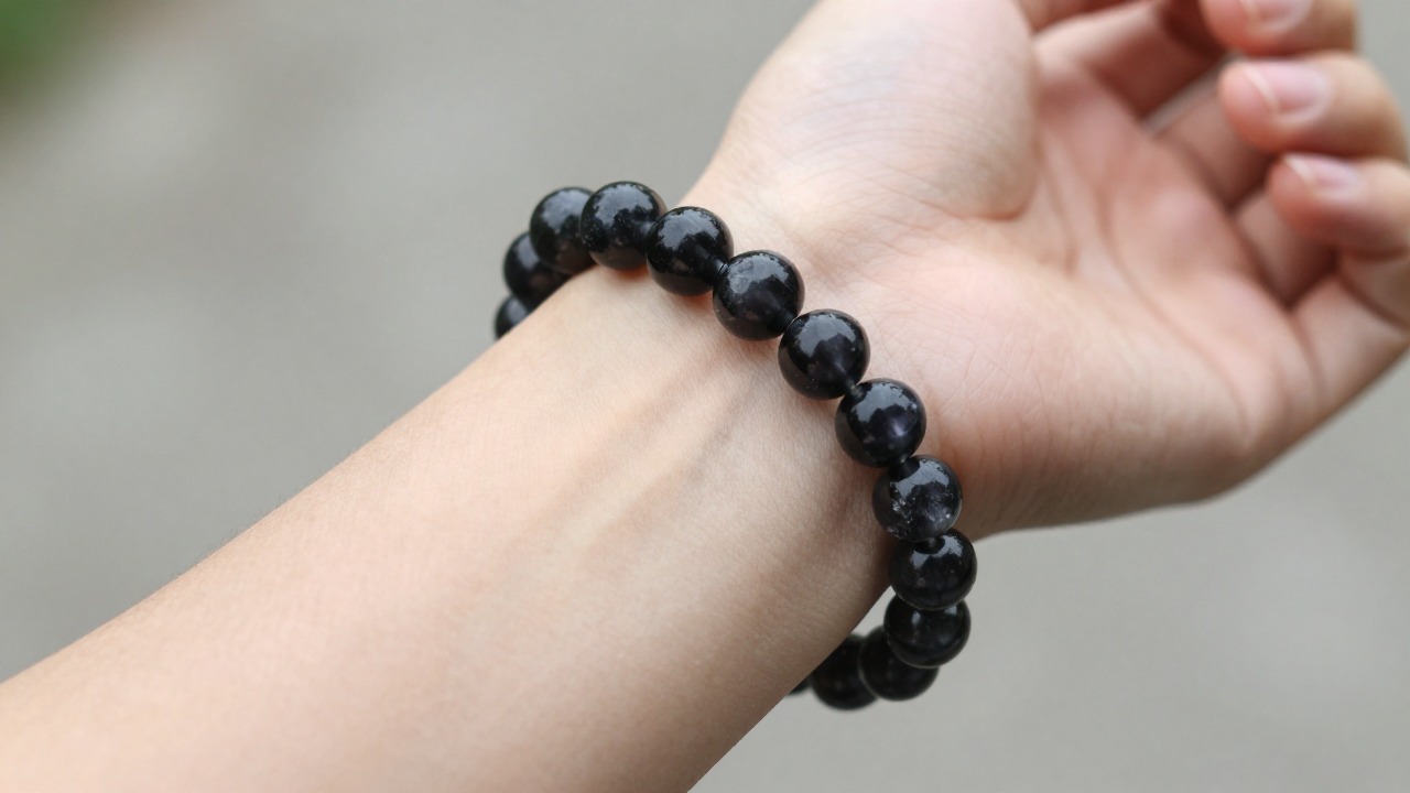 Bracelet tourmaline noire : signification, vrai ou faux et prix 2026